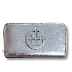Tory Burch Metallic Zip Continental Wallet in Silver